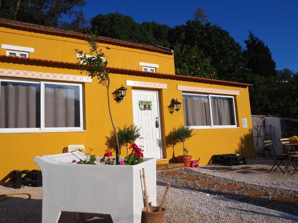 uma casa amarela com uma mesa em frente em AL Vila Presépio em Alenquer