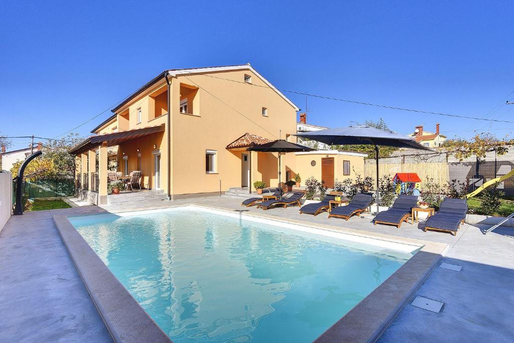Bazén v ubytování Villa mit privatem Pool, Spielplatz, WLAN, Klima, BBQ nebo v jeho okolí