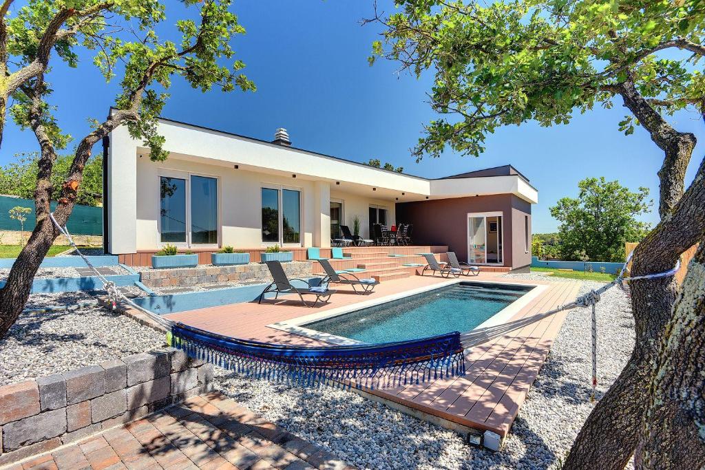 Villa mit privatem Pool nur wenige Minuten von den Stränden