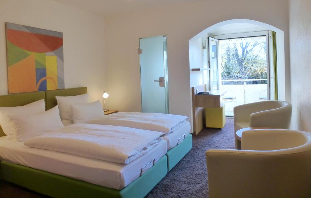 Postel nebo postele na pokoji v ubytování Hotel Alpenblick Garni