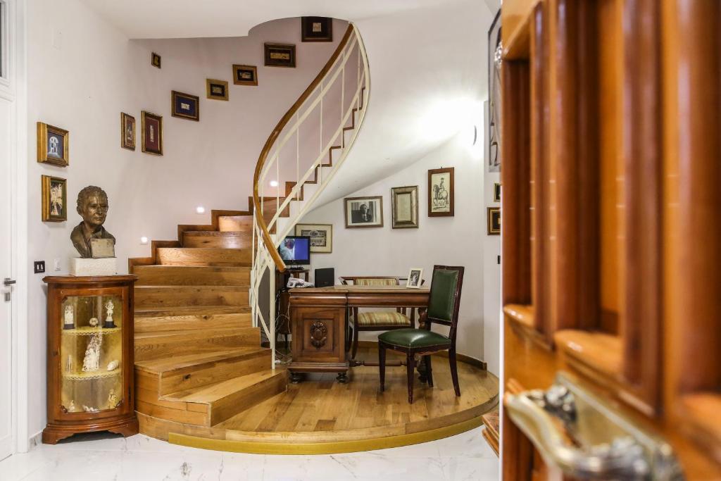 普利亞區格拉維納的住宿－La Villa Del Senatore，走廊上设有楼梯、桌子和楼梯