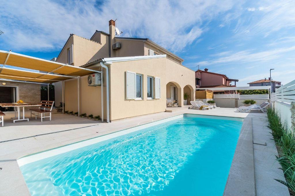 Villa mit Salzwasserpool, Billard, Tischtennis und in Strandnähe