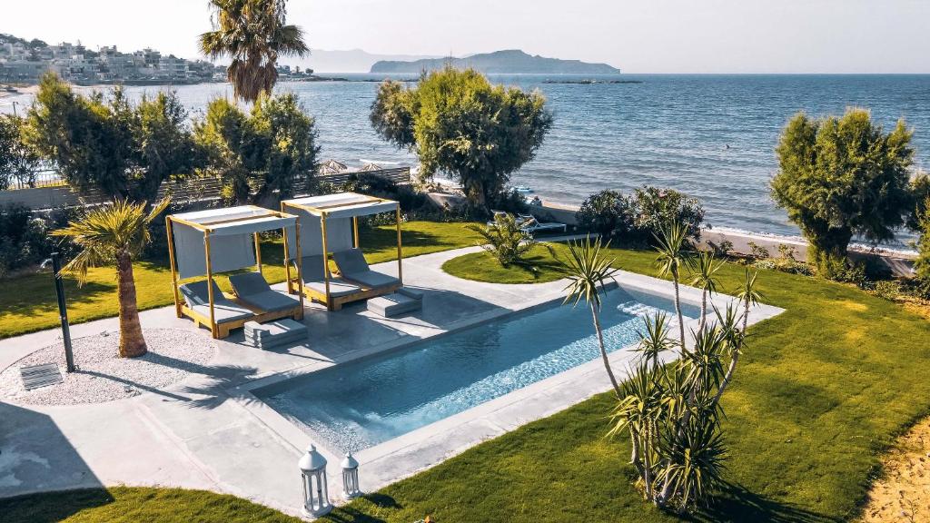 mit Blick auf den Pool und das Meer in der Unterkunft Isalos Seafront Villa I Sea fragrance in Chania
