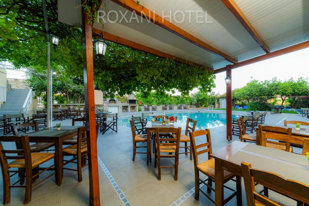 Bazén v ubytování Roxani Hotel nebo v jeho okolí