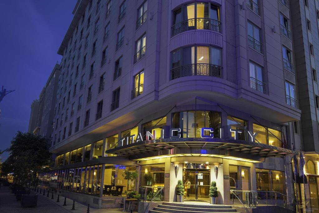 Un grand bâtiment violet avec des lumières devant lui dans l'établissement Titanic City Taksim, à Istanbul