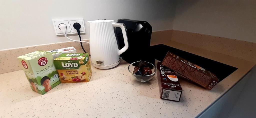 Příslušenství pro přípravu čaje a kávy v ubytování Apartmán HYGGE Bratrouchov