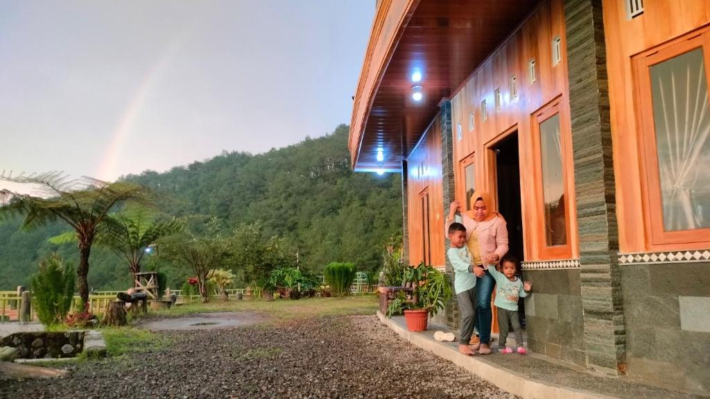 אורחים שוהים ב-Family Room Agrowisata Kopeng Gunungsari