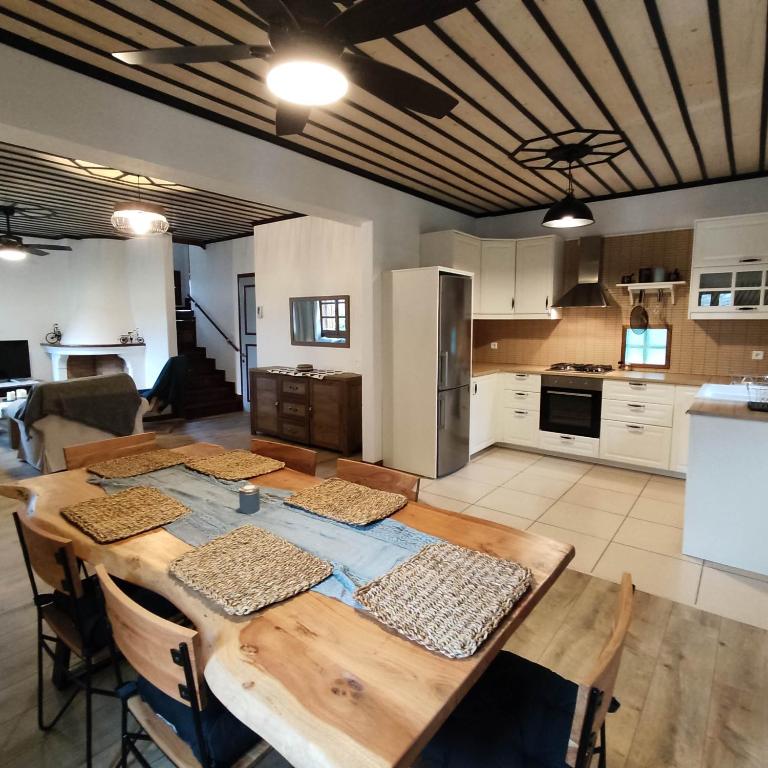 Kuchyňa alebo kuchynka v ubytovaní Vrionis House