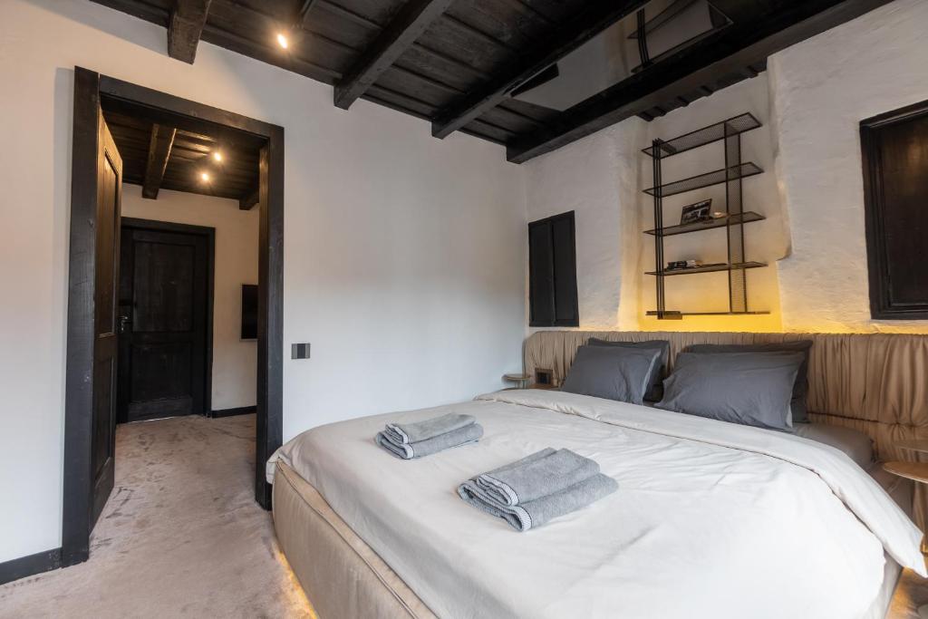 Postel nebo postele na pokoji v ubytování Bashtin Dom - Skabrin House