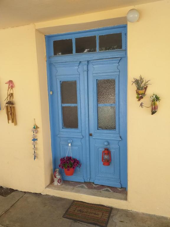 eine blaue Tür an der Seite eines Gebäudes in der Unterkunft Archontiko-Peraia-Thessaloniki-Airport in Peraia
