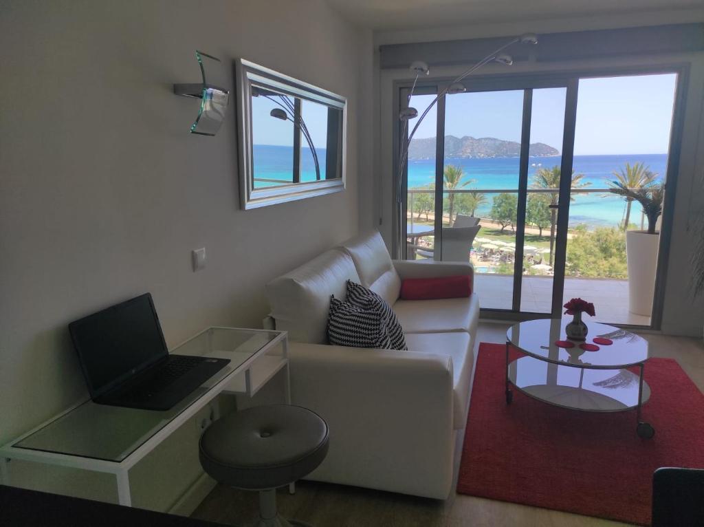 Posezení v ubytování Modern apartment with stunning sea view