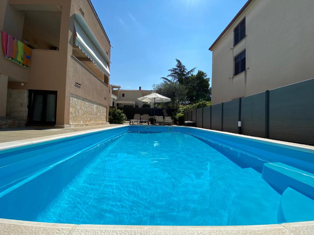 ein Schwimmbad vor einem Gebäude in der Unterkunft Borik Hills in Zadar
