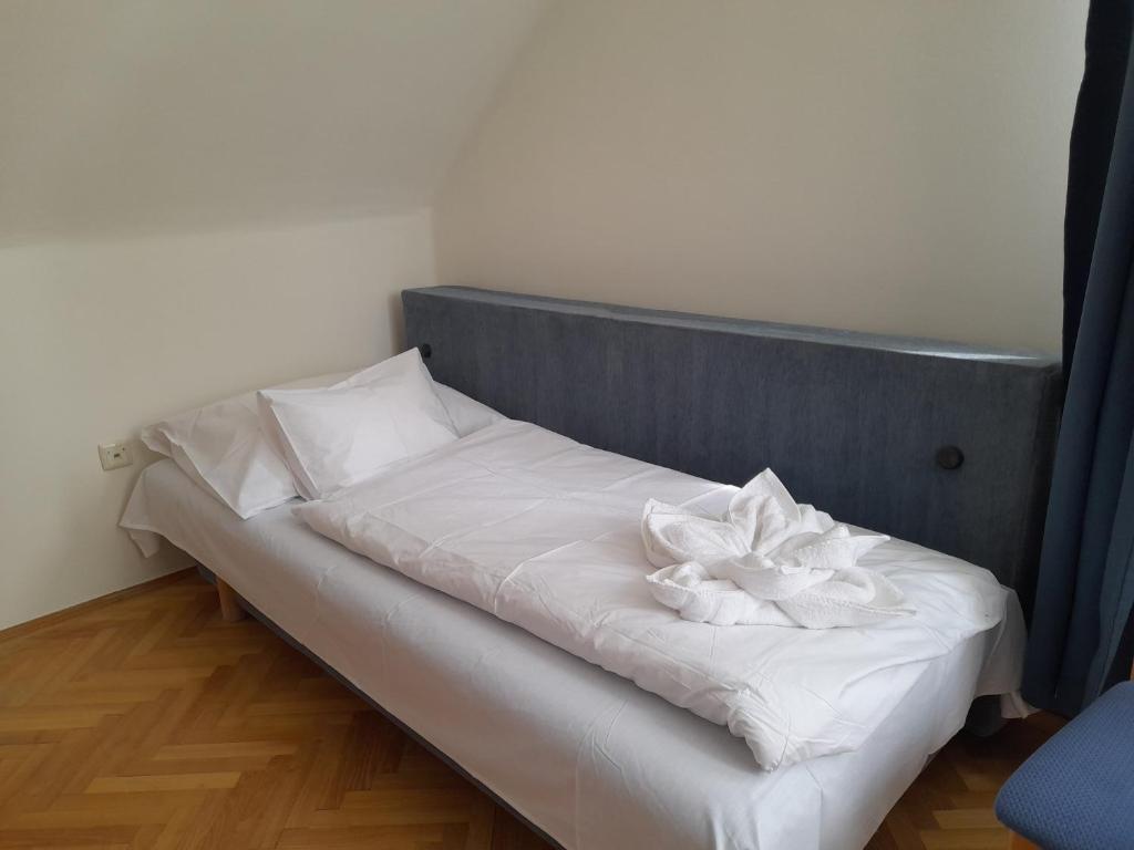 Postel nebo postele na pokoji v ubytování Nimród Vendégház