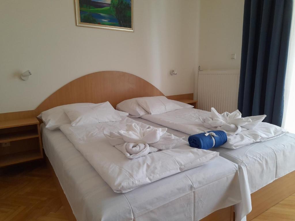 Postel nebo postele na pokoji v ubytování Nimród Vendégház