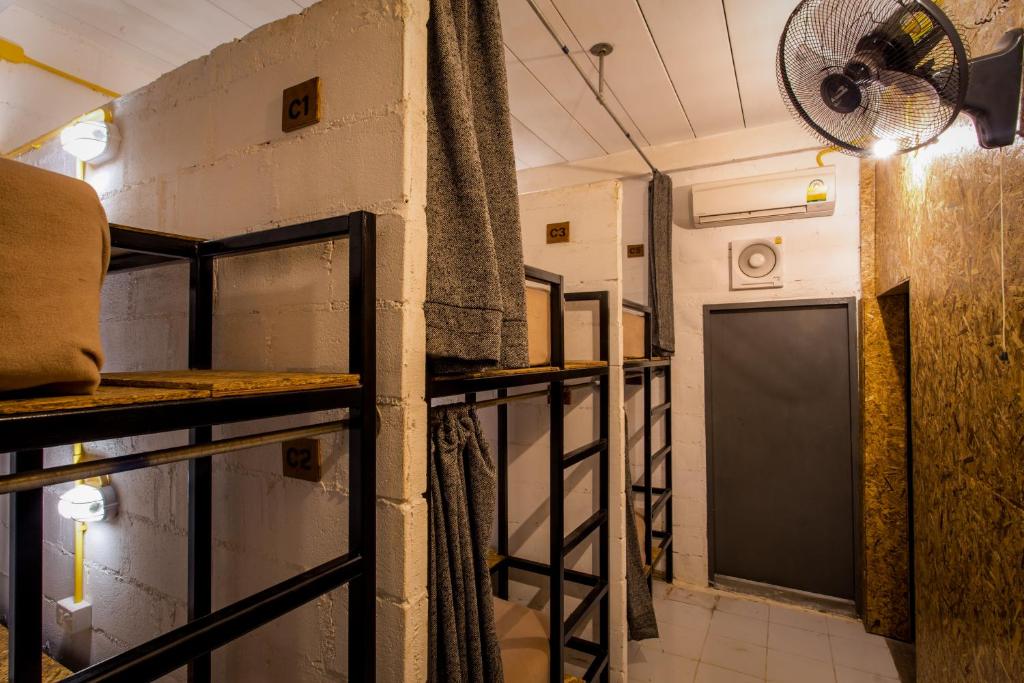 Letto o letti a castello in una camera di Loft Hostel Koh Tao