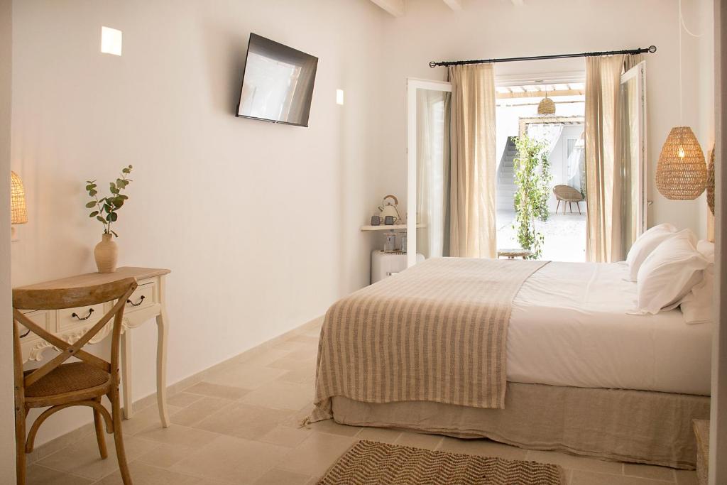 um quarto branco com uma cama e uma janela em 120 Hotel Boutique - Adults Only em Ciutadella
