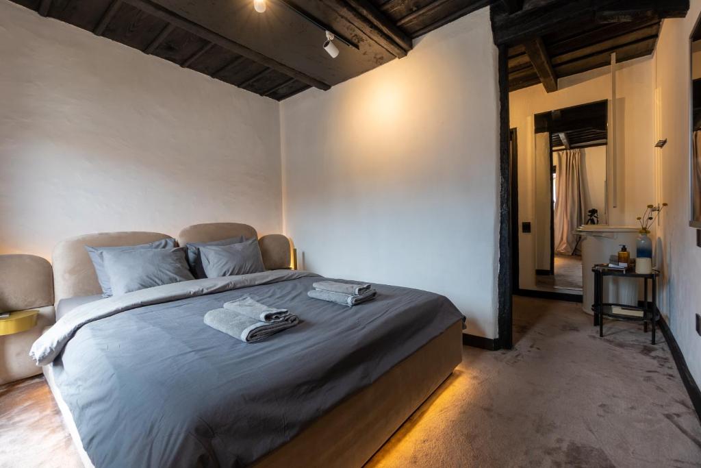 Postel nebo postele na pokoji v ubytování Bashtin Dom - Skabrin House