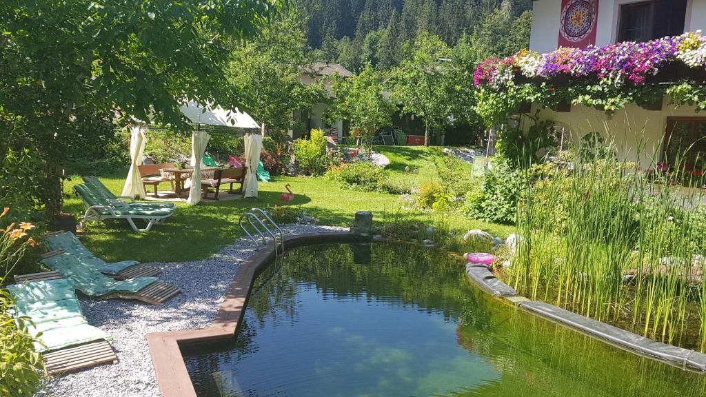 una piscina en un patio con una mesa en Appartement Harmonie & Balance, en Leogang