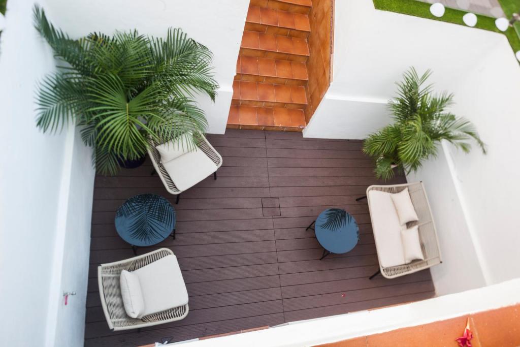 een uitzicht over de stoelen en palmbomen op een gebouw bij Abril Nerja in Nerja