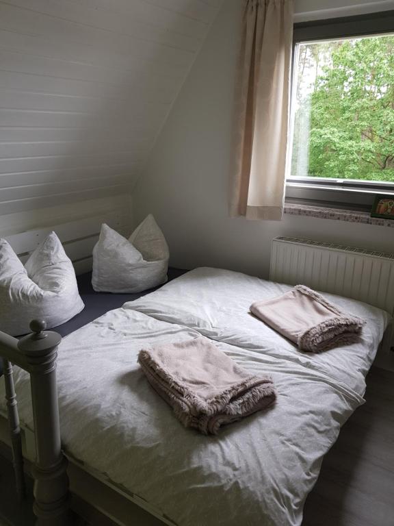 Een bed of bedden in een kamer bij gemütliches Ferienhaus in Seenähe