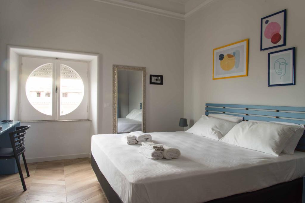 een slaapkamer met een groot bed en handdoeken bij Terrazza Giuliana in Rome