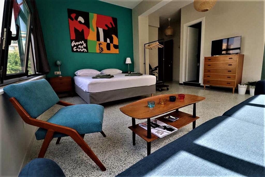 1 dormitorio con 1 cama, 1 mesa y 1 silla en Central urban studio A en Athens