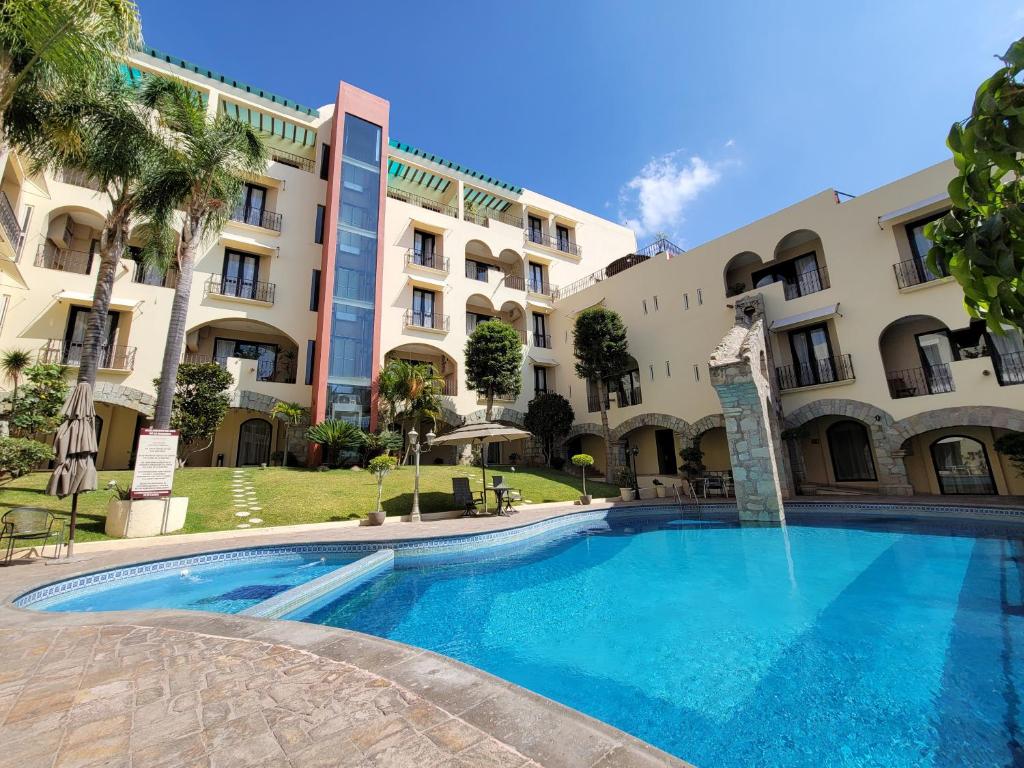 una piscina frente a un edificio en Hotel Quinta las Alondras en Guanajuato