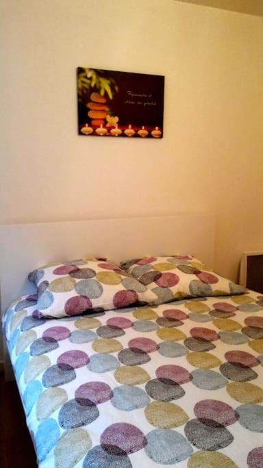 Een bed of bedden in een kamer bij Joli T2 &agrave; Plougastel Daoulas