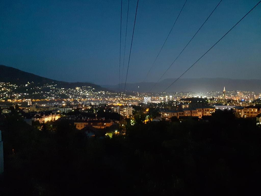widok na miasto w nocy z oświetleniem w obiekcie Sunny side Sarajevo w Sarajewie