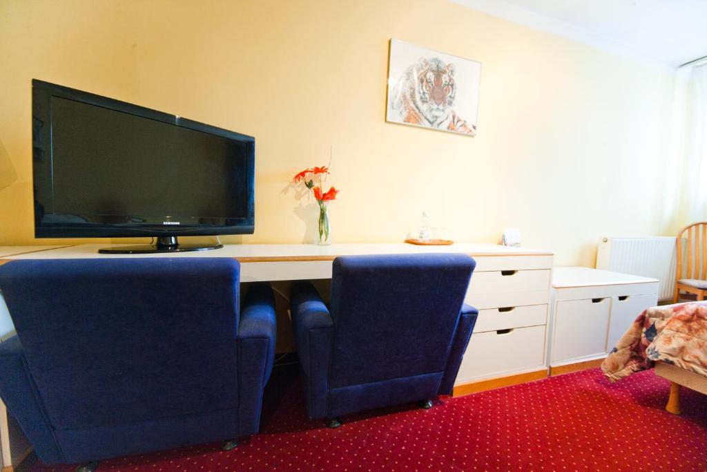 Televízia a/alebo spoločenská miestnosť v ubytovaní Hostel Malinowski City