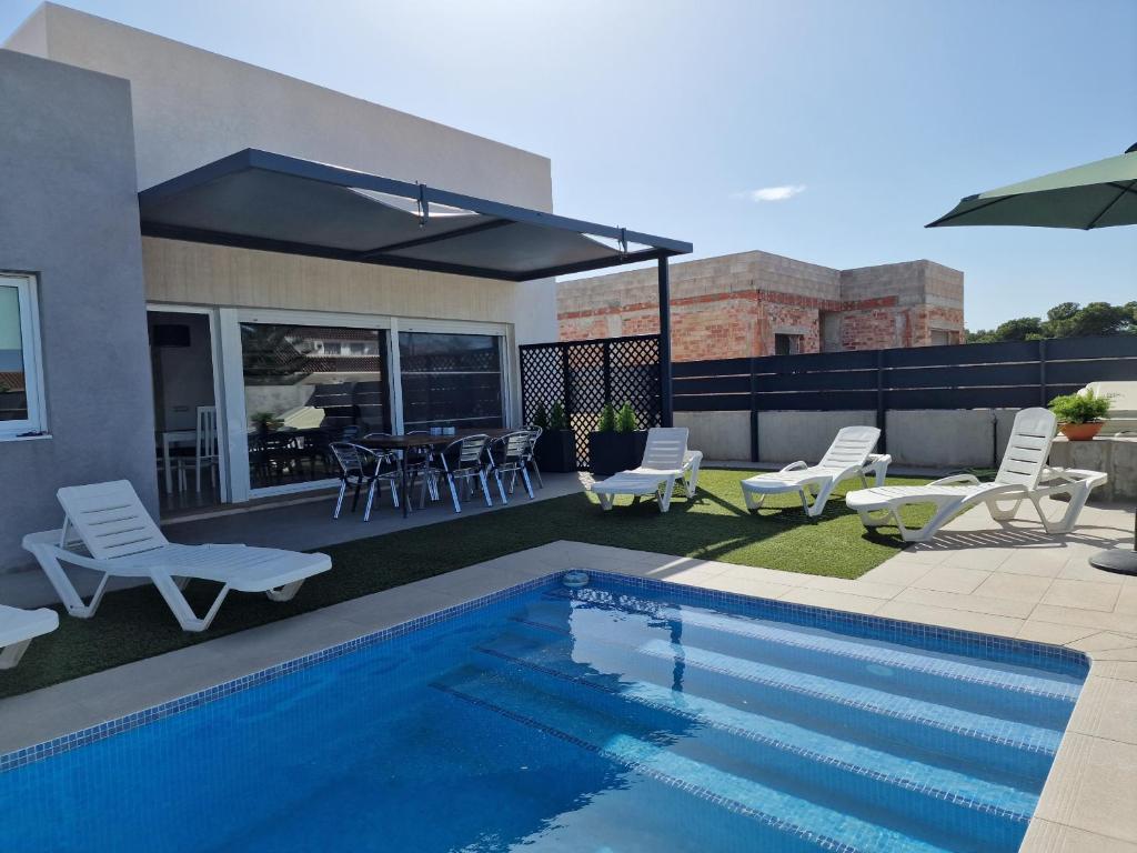 Bazén v ubytovaní Riumar "Marc", 550m to beach, private pool, On-Site-Service, dog beach alebo v jeho blízkosti