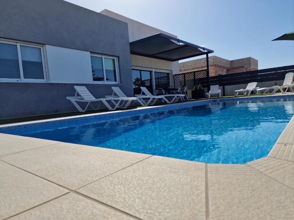 Bazén v ubytovaní Riumar "Marc", 550m to beach, private pool, On-Site-Service, dog beach alebo v jeho blízkosti