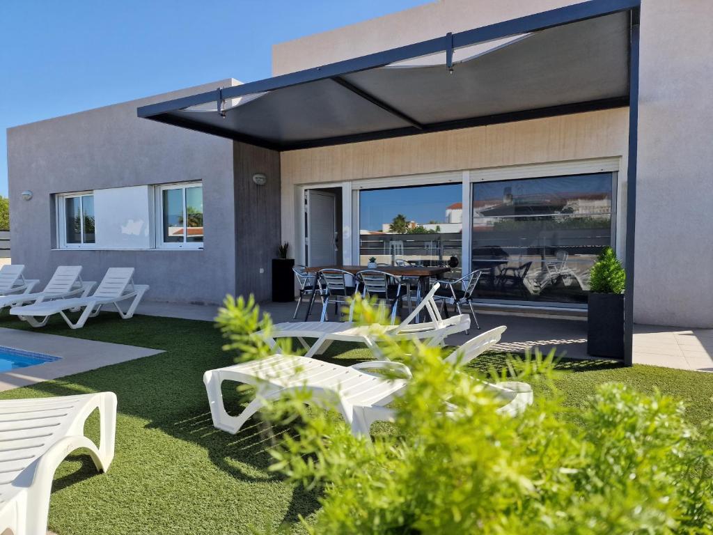 Bazén v ubytovaní Riumar "Marc", 550m to beach, private pool, On-Site-Service, dog beach alebo v jeho blízkosti