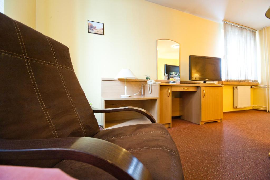 Televízia a/alebo spoločenská miestnosť v ubytovaní Hostel Malinowski City