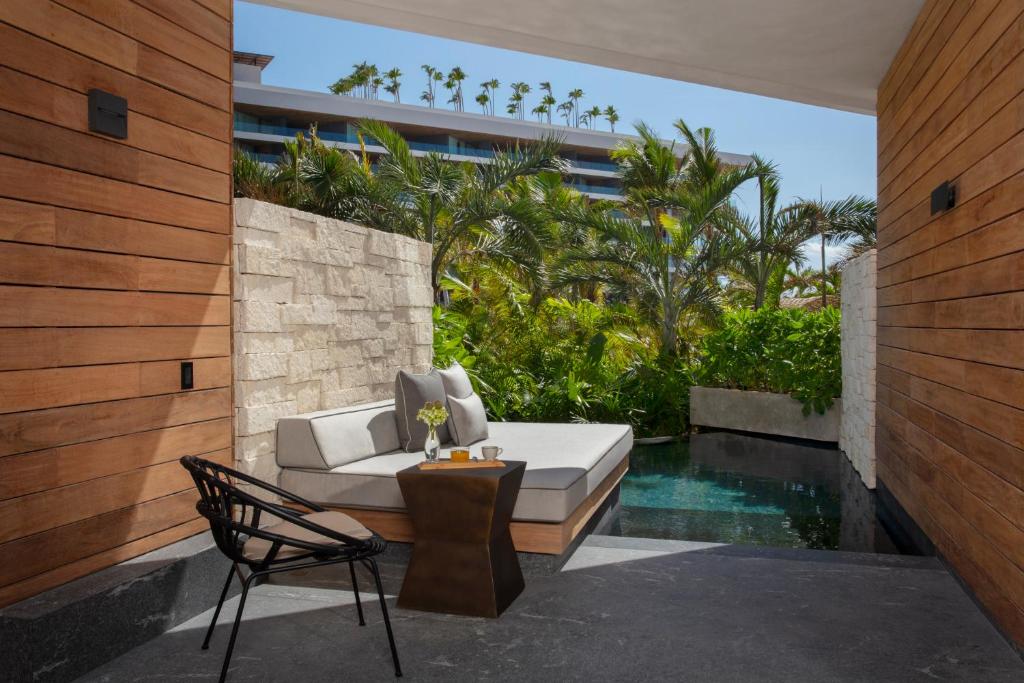 Бассейн в Secrets Moxché Playa del Carmen - Adults Only - All Inclusive или поблизости