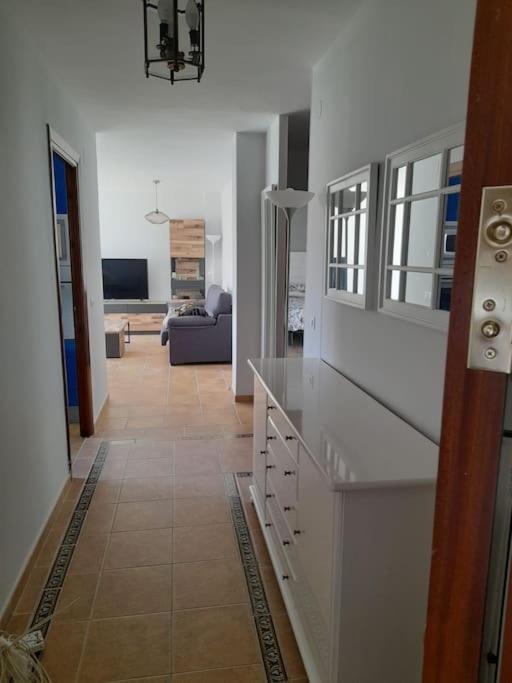 Telewizja i/lub zestaw kina domowego w obiekcie Bonito apartamento a 50 metros de la playa.