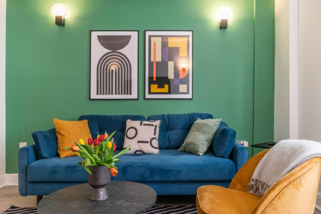 A seating area at One Bedroom - Tower Bridge - London City by Prime London Stays M-3