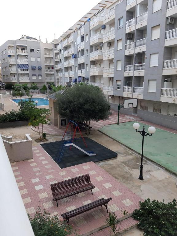 Fotografia z galérie ubytovania Wyjątkowy Apartament z basenem, placem zabaw, blisko morza v destinácii Torrevieja