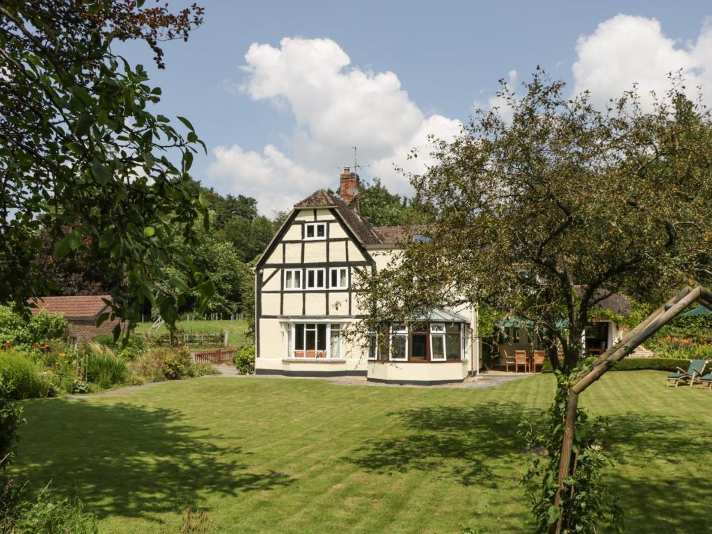 una casa blanca y negra con un gran patio en Valley House, en Devizes