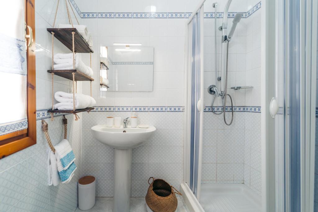 A bathroom at Dimora Pintau in residence con piscina privata