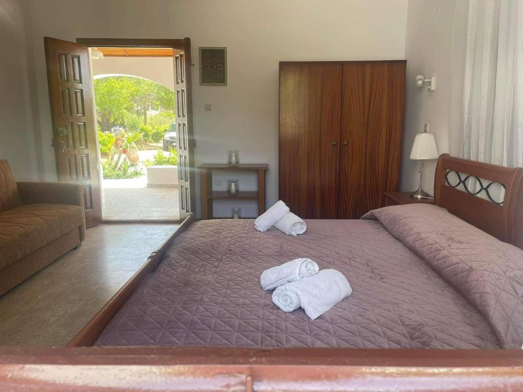 מיטה או מיטות בחדר ב-Aegean Endless Summer Villa Pefkos