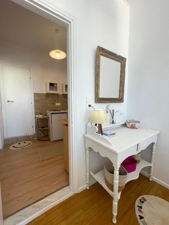 Kuchnia lub aneks kuchenny w obiekcie Zoe Apartments No 6 , Hydra Island Greece