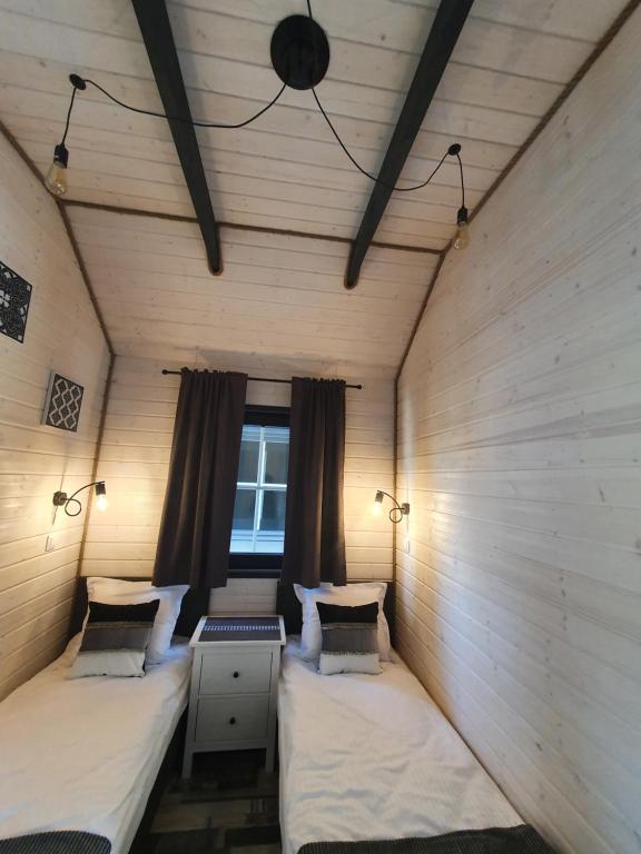 Posteľ alebo postele v izbe v ubytovaní Domki Apartamenty Retro