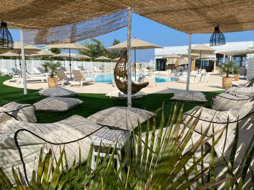 um grupo de cadeiras e guarda-sóis num resort em DEL REY em Paralia Katerinis