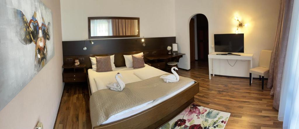 Postel nebo postele na pokoji v ubytování Seehaus "Kärnten Inn" mit direktem Seezugang und E-Ladestation