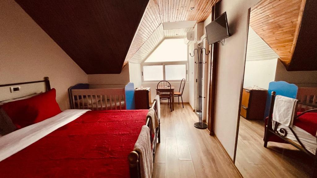 Postel nebo postele na pokoji v ubytování Hotel Drinos