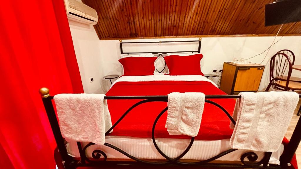 Postel nebo postele na pokoji v ubytování Hotel Drinos