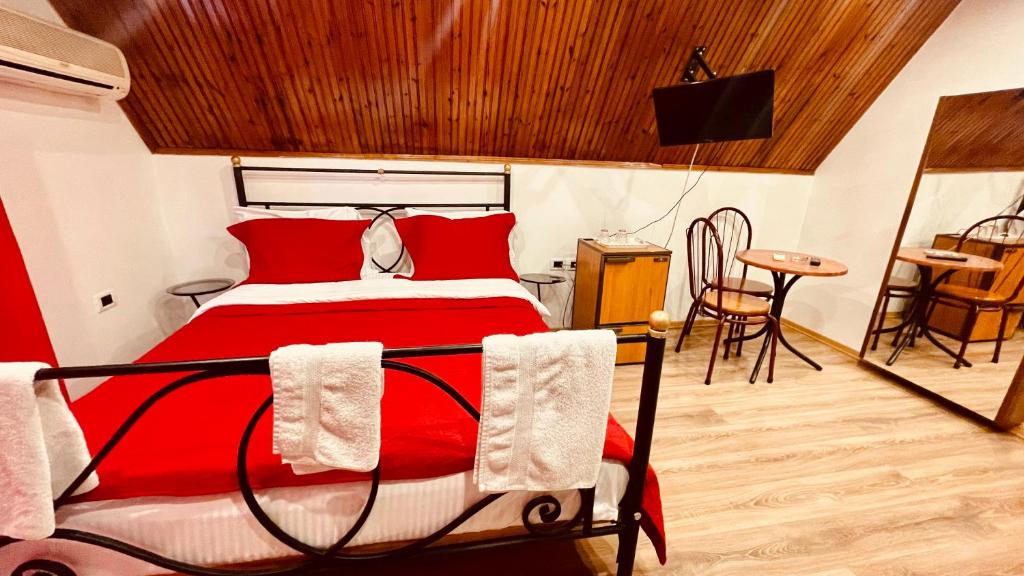 Postel nebo postele na pokoji v ubytování Hotel Drinos