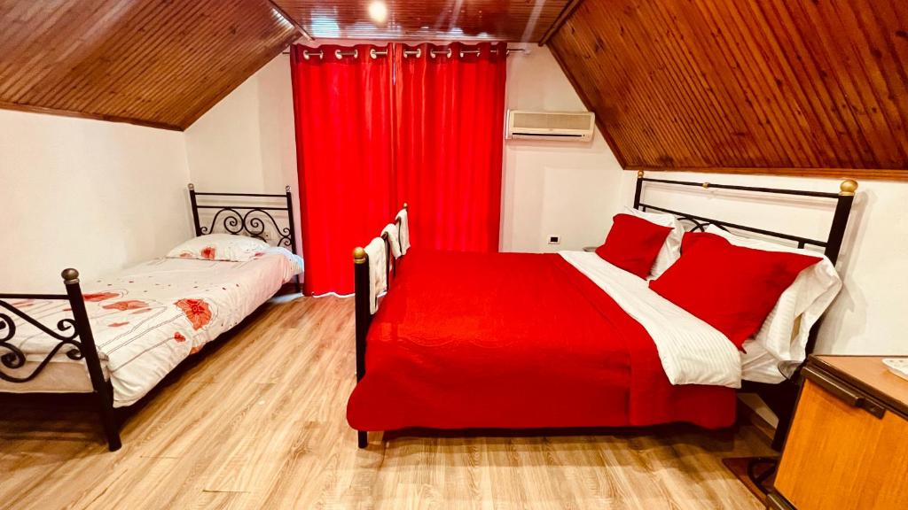 Postel nebo postele na pokoji v ubytování Hotel Drinos