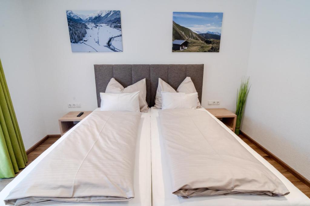 Postel nebo postele na pokoji v ubytování Alpen Gasthof Apartments Hohe Burg
